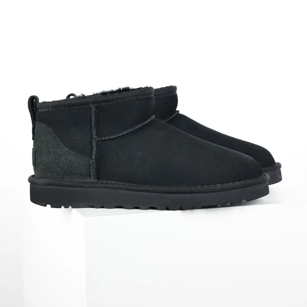 Pick up locally 💰480, core recommendation, good price UGG Classic MiNi basic low-top series, Xiaohongshu hot model, Henan Longfeng leather production, sheepskin integrated, top quality in the market, 2-3 cm cashmere insole, keeping warm in winter, suitable for home use. In the new year, uug launched a style series, which is partially biased towards the preferences of young consumers, and has also moved to the forefront of fashion trends. Shoe body material, water-repellent coated suede upper 17mm UGGPURE™ implanted wool insole Lightweight non-slip comfortable rubber outsole With brand LOGO Trademark Comes with full packaging Size: 35 36 37 38 39 40